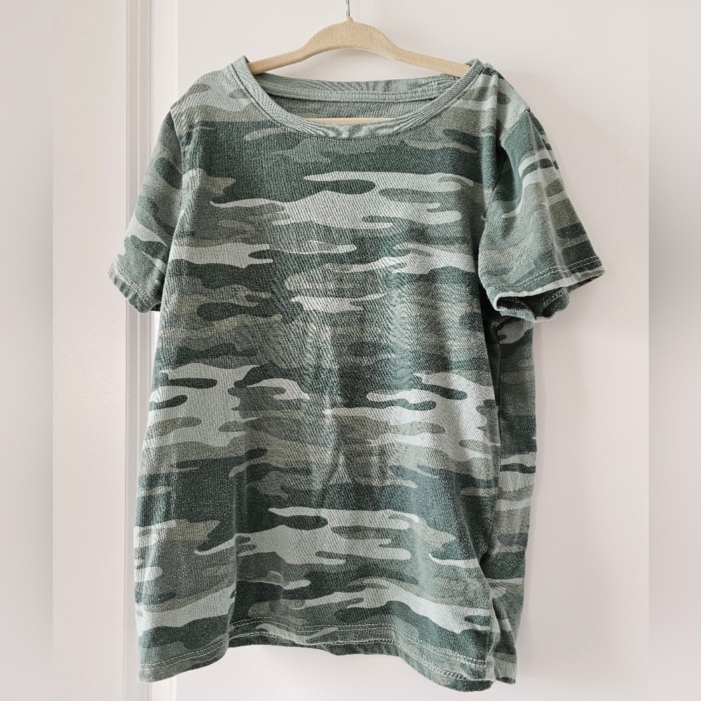 Kid's sz 7 Green Camouflage Short Sleeve Crew Neck T-Shirt Back to School Fall